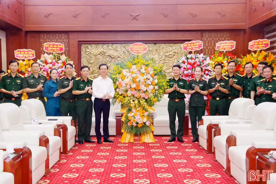 Đoàn công tác tỉnh Hà Tĩnh chúc mừng Bộ Tư lệnh Quân khu 4 