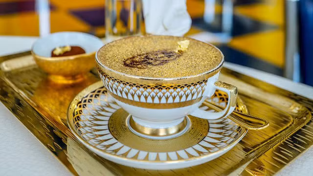 Khám phá nhà hàng chuyên dùng vàng để trang trí món ăn tại Dubai