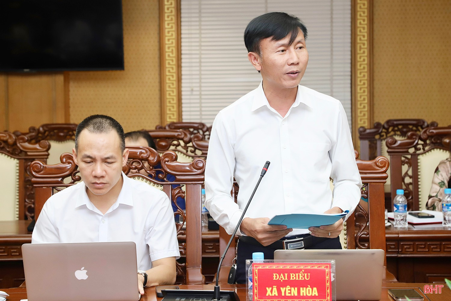 Ông Trần Đình Hải - Bí thư Đảng ủy, Chủ tịch HĐND xã Yên Hoà báo cáo tại hội nghị.
