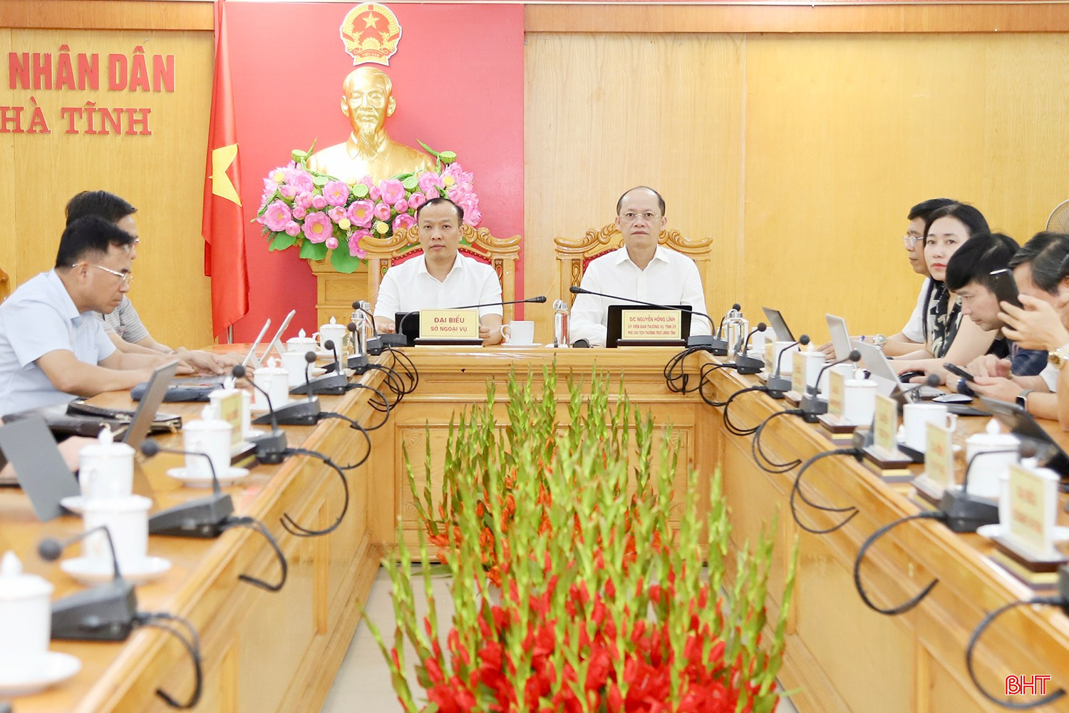 Phó Chủ tịch Thường trực UBND tỉnh Nguyễn Hồng Lĩnh và Giám đốc Sở Ngoại vụ Thái Phúc Sơn điều hành điểm cầu Hà Tĩnh.