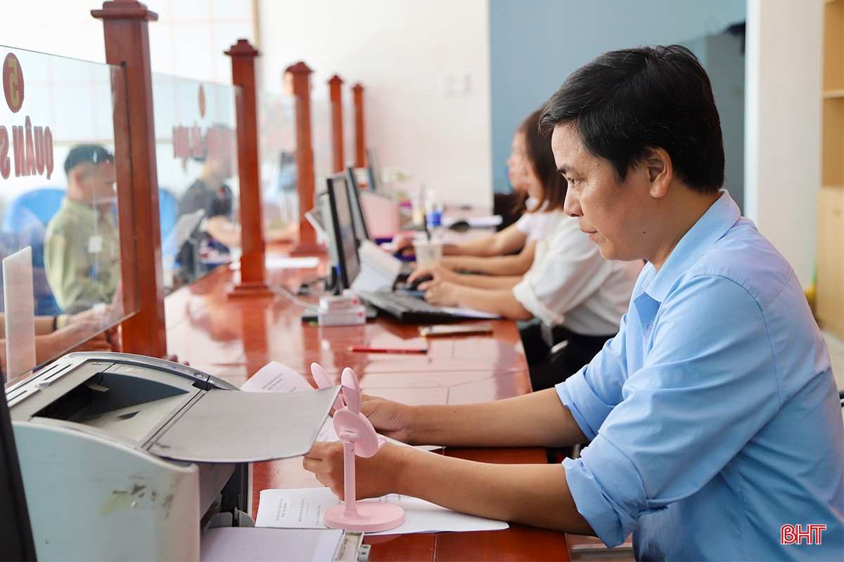 Cán bộ, công chức tại Trung tâm Phục vụ hành chính công xã Cẩm Hưng luôn nêu cao tinh thần vì dân phục vụ.