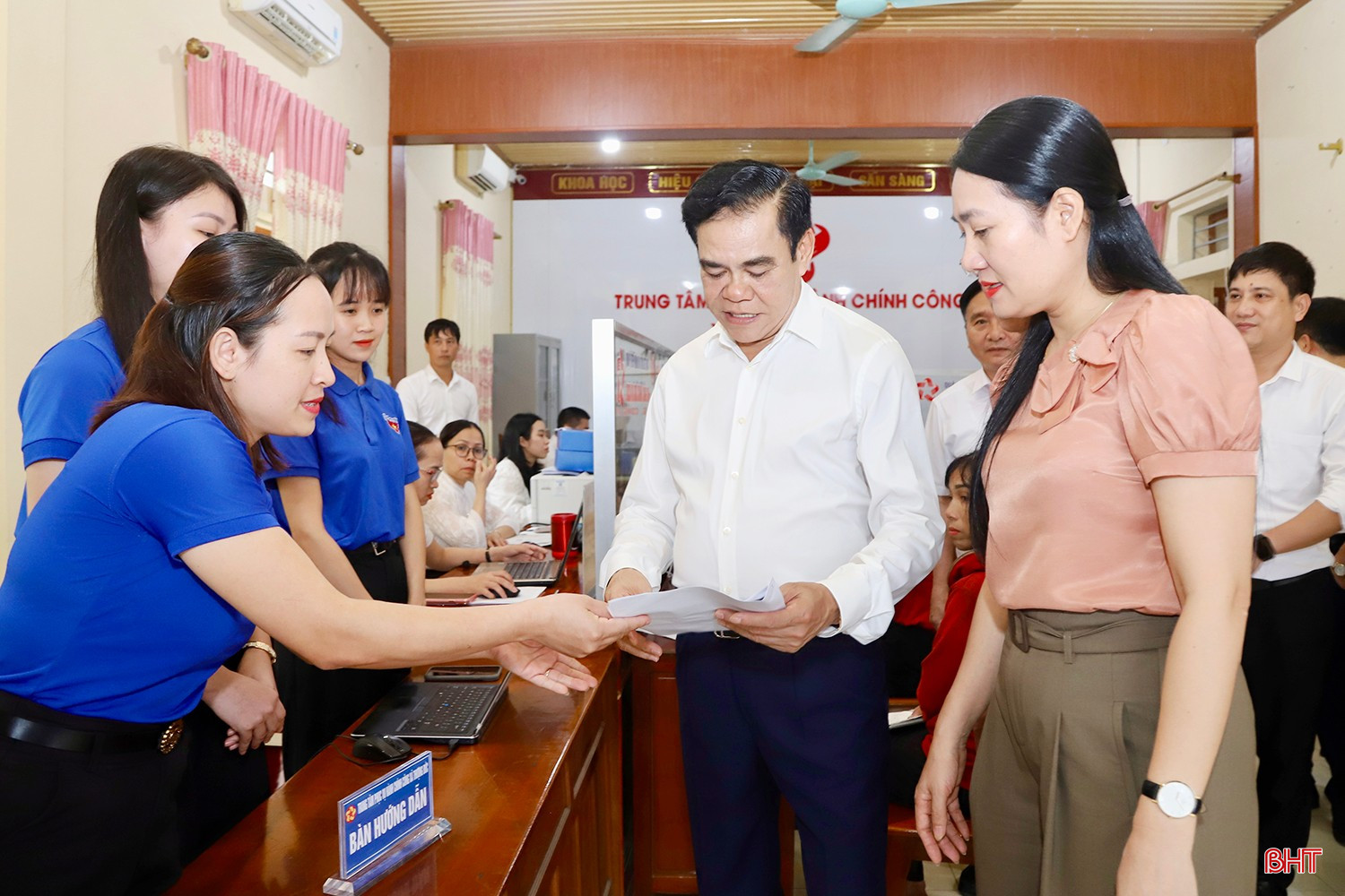 Chủ tịch UBND tỉnh Võ Trọng Hải và đoàn công tác kiểm tra hoạt động tại Trung tâm Phục vụ hành chính công xã Thượng Đức.