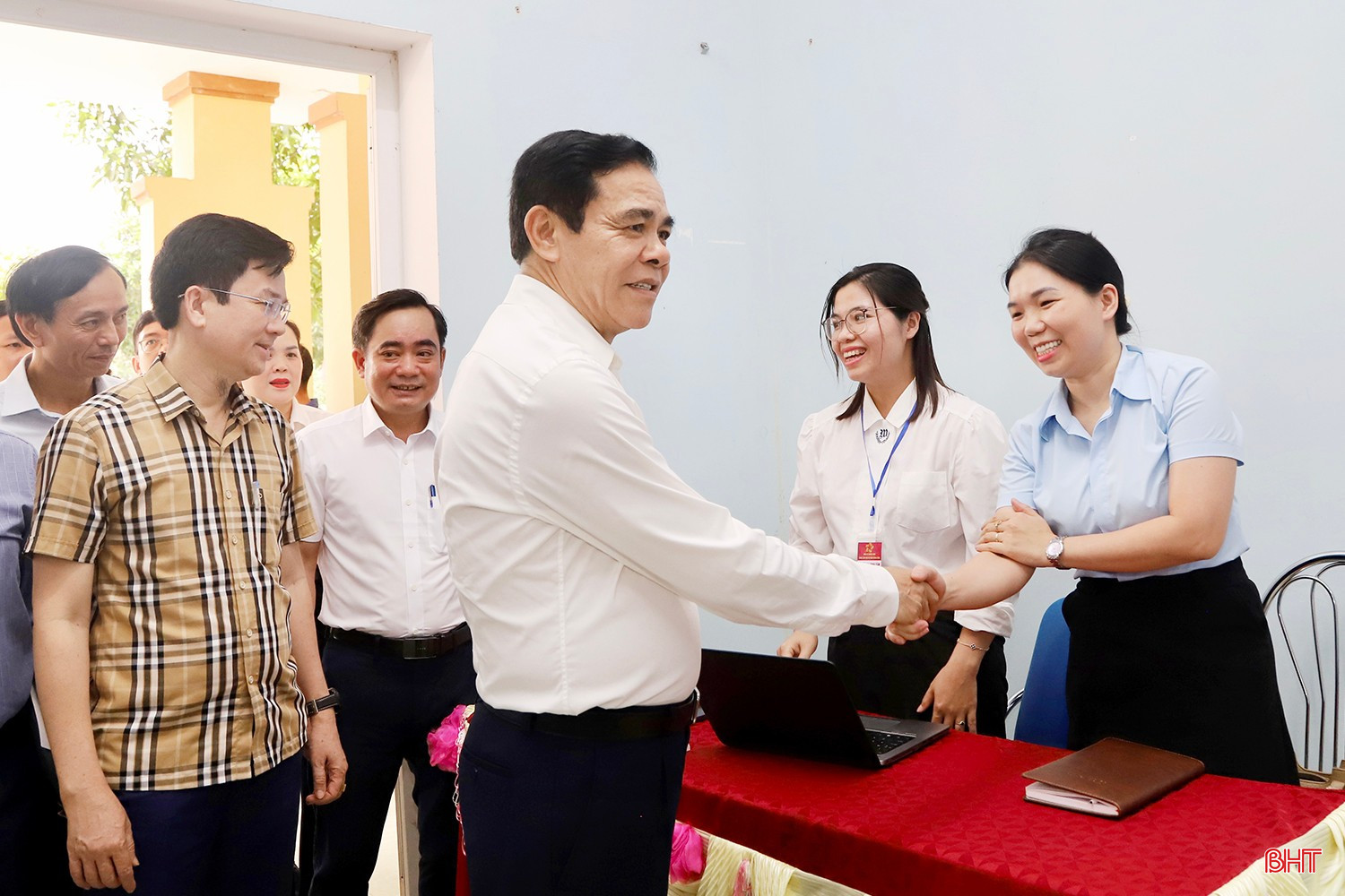 Đoàn công tác động viên cán bộ tại Trung tâm Phục vụ hành chính công xã Hương Xuân.
