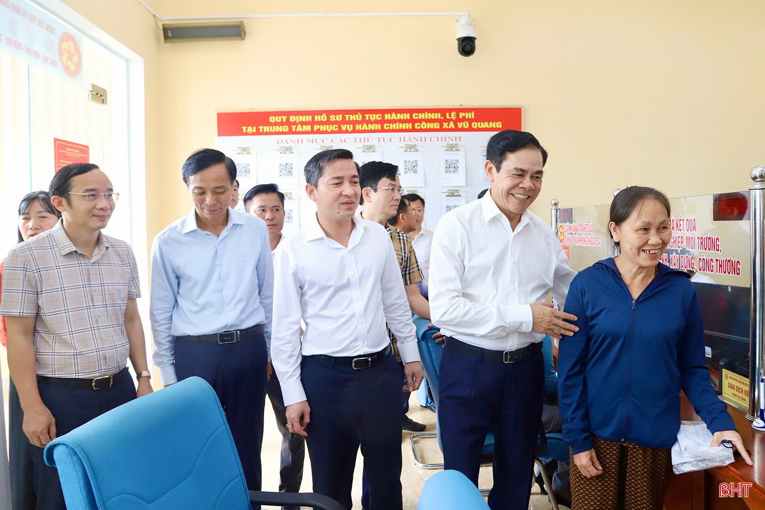 Chủ tịch UBND tỉnh Võ Trọng Hải trao đổi với công dân tại Trung tâm Phục vụ hành chính công xã Vũ Quang.