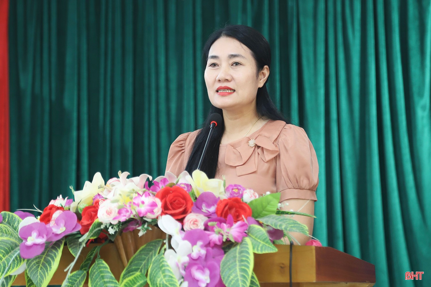 Bà Nguyễn Thị Việt Hà - Tỉnh ủy viên, Bí thư Đảng ủy, Chủ tịch HĐND xã Thượng Đức đề xuất một số nội dung tại buổi làm việc.