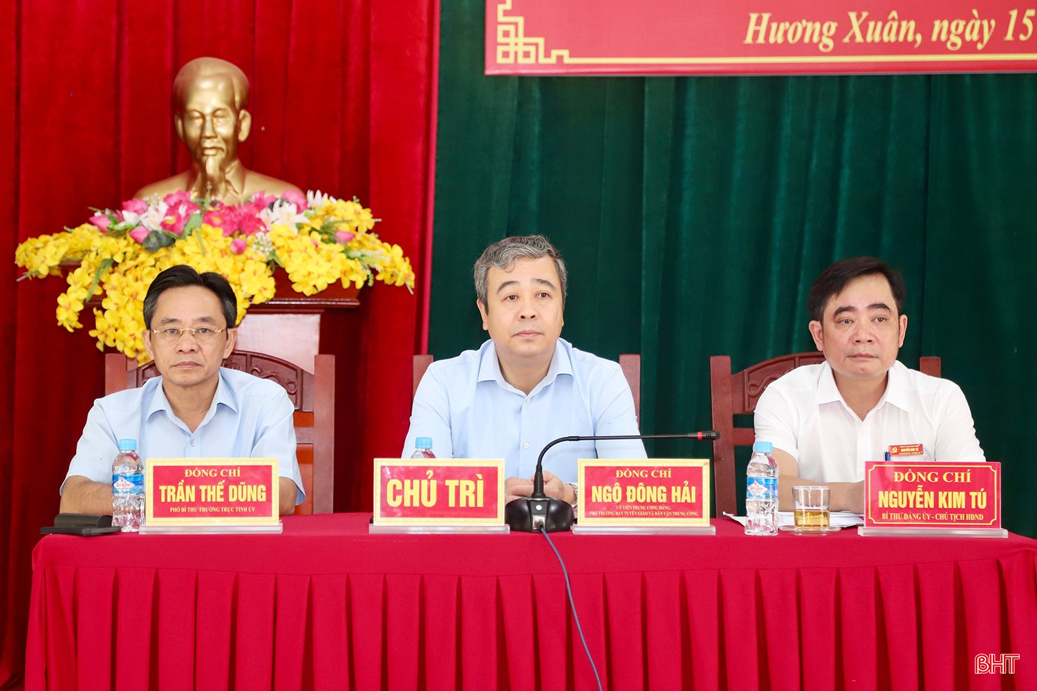 Phó Trưởng ban Tuyên giáo và Dân vận Trung ương Ngô Đông Hải, Phó Bí thư Thường trực Tỉnh ủy Trần Thế Dũng và Bí thư Đảng ủy - Chủ tịch HĐND xã Hương Xuân Nguyễn Kim Tú chủ trì buổi làm việc.