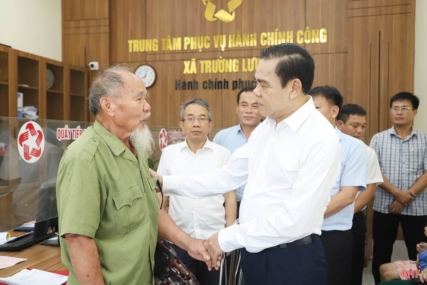 Chủ tịch UBND tỉnh Võ Trọng Hải trao đổi với công dân tại Trung tâm Phục vụ hành chính công xã Trường Lưu.