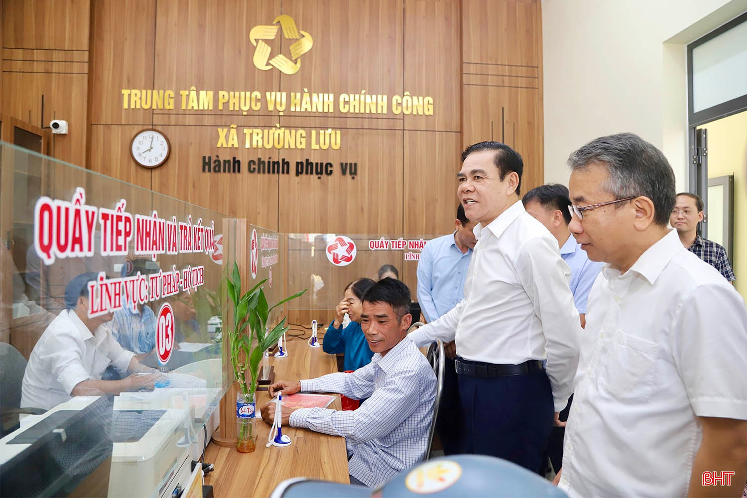 Chủ tịch UBND tỉnh Võ Trọng Hải và đoàn công tác kiểm tra hoạt động tại Trung tâm Phục vụ hành chính công xã Trường Lưu.