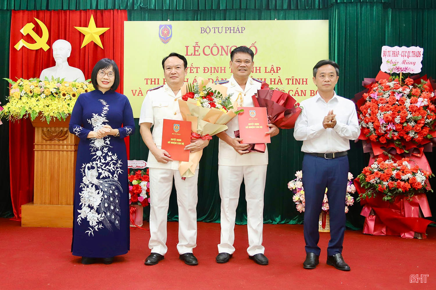 Thứ trưởng Bộ Tư pháp Đặng Hoàng Oanh và Phó Bí thư Thường trực Tỉnh uỷ Trần Thế Dũng trao các quyết định bổ nhiệm lãnh đạo THADS tỉnh Hà Tĩnh.