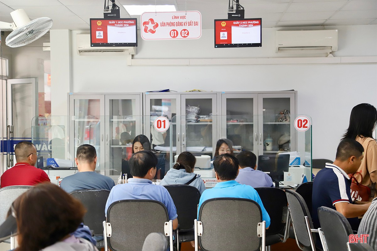 Cùng với không khí trang trọng của các kỳ họp HĐND xã, phường, trong sáng nay, tại trung tâm phục vụ hành chính công ở các địa phương cũng hoạt động thông suốt ngay từ những giờ đầu tiên. Trong ảnh: Trung tâm Phục vụ hành chính công phường Thành Sen.