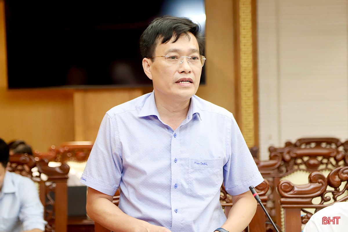 Phó Chủ nhiệm UBKT Tỉnh ủy Phan Ngọc Long góp ý vào văn kiện đại hội các địa phương.