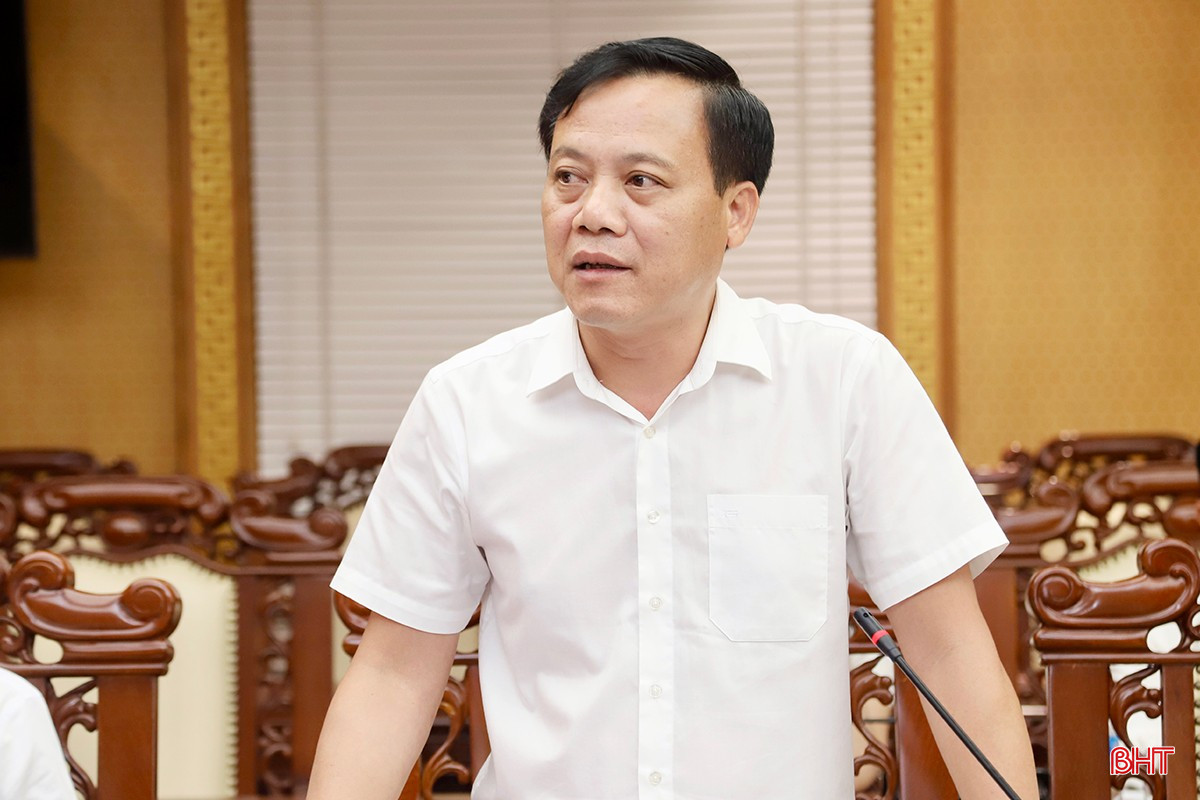 Phó Trưởng ban Nội chính Tỉnh ủy Nguyễn Văn Khoa góp ý nội dung tại hội nghị.