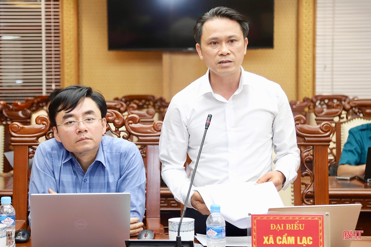 Ông Biện Văn Thuyết - Bí thư Đảng ủy, Chủ tịch HĐND xã Cẩm Lạc báo cáo tại hội nghị.
