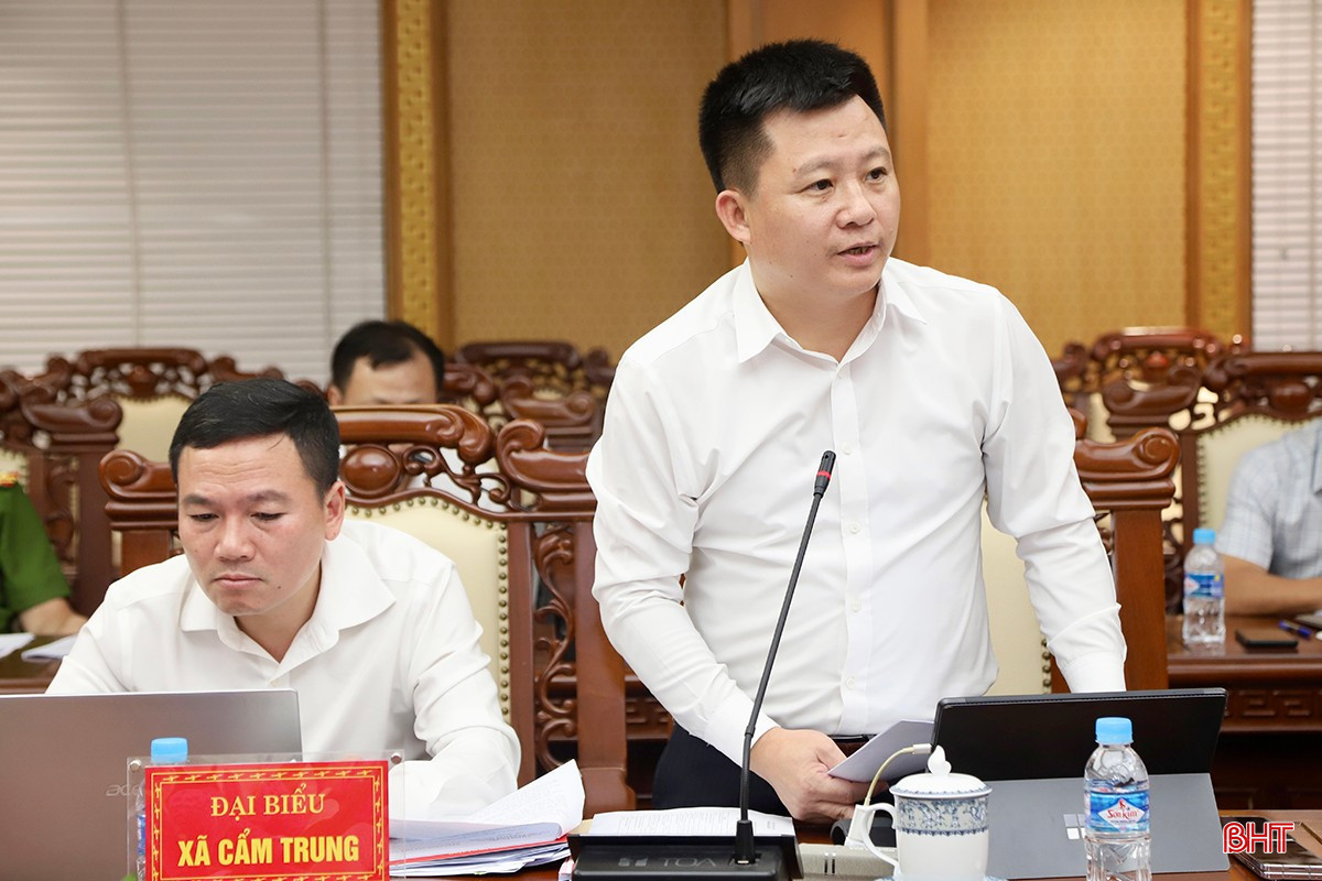 Ông Phạm Hoàng Anh - Bí thư Đảng ủy, Chủ tịch HĐND xã Cẩm Trung báo cáo tại hội nghị.