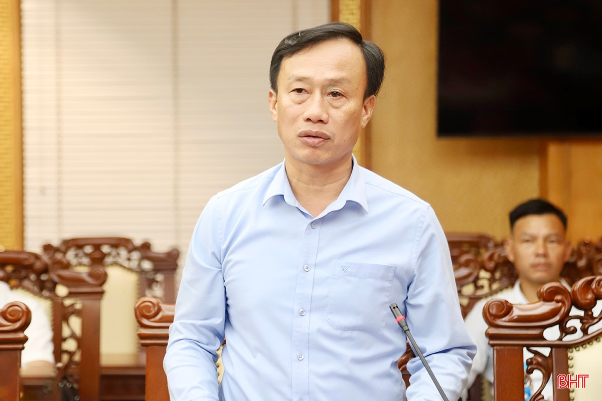 Ông Hoàng Trọng Lý - Bí thư Đảng ủy, Chủ tịch HĐND xã Kỳ Thượng báo cáo tại hội nghị.