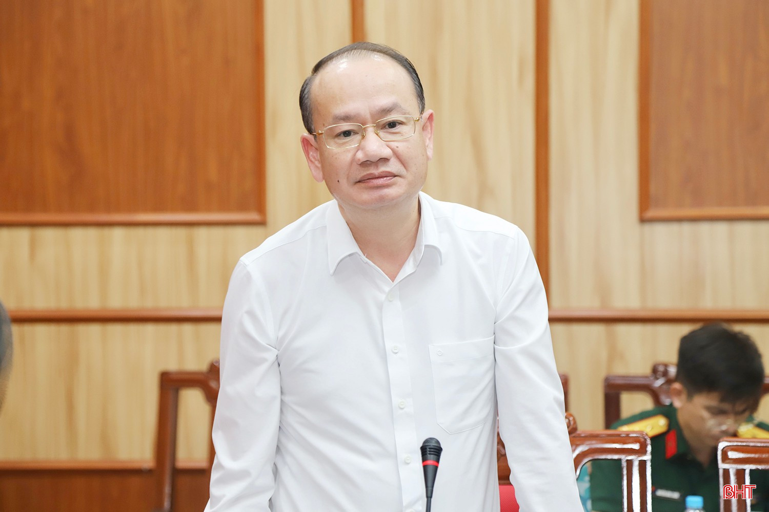 Phó Trưởng ban Tuyên giáo và Dân vận Tỉnh ủy Phan Tấn Linh góp ý vào văn kiện đại hội các địa phương.