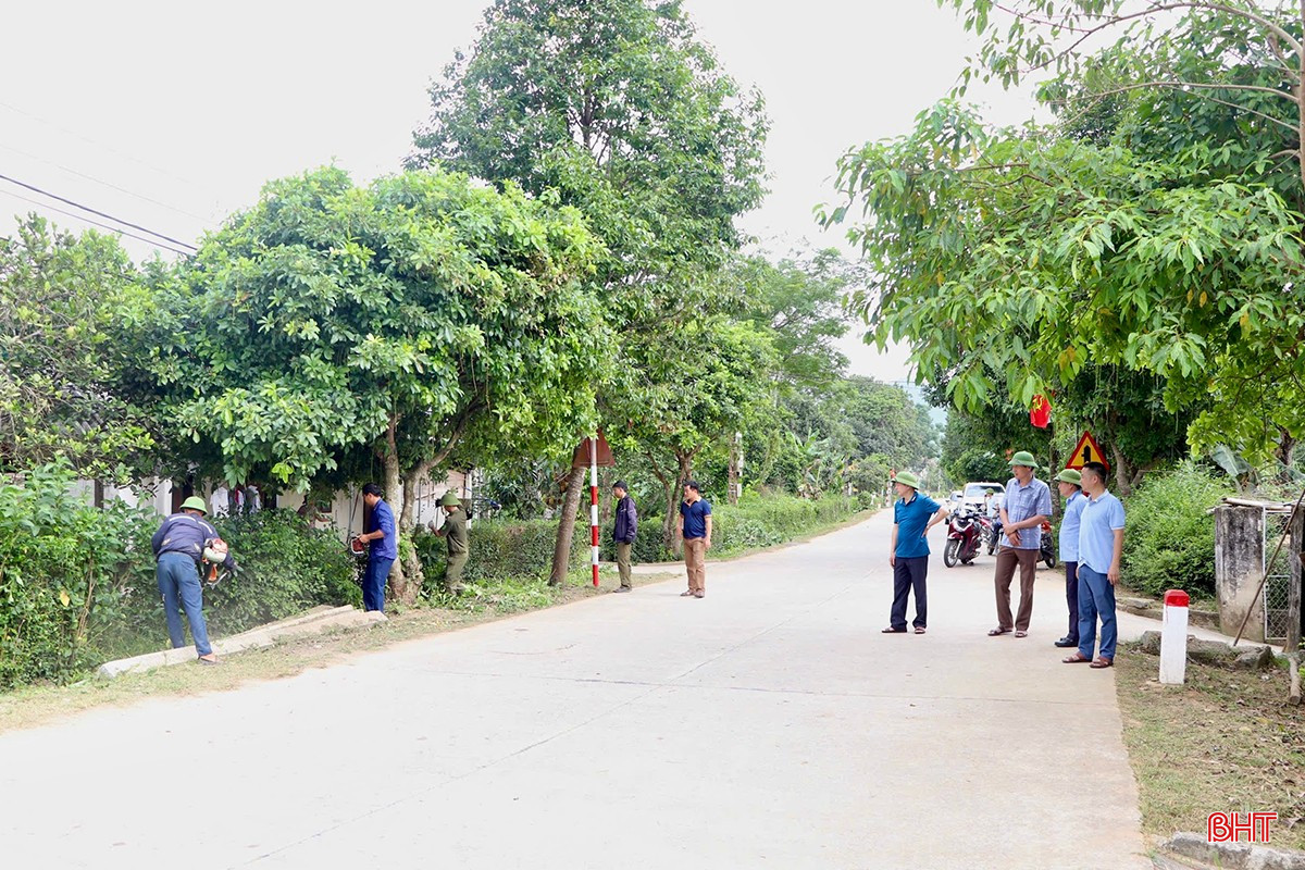 Trên từng con đường ở Thượng Đức rộn ràng không khí làm NTM, nhờ đó, mỗi tuyến đường, khu vườn trở nên sạch đẹp, khang trang hơn. Ông Lê Văn Thuận - Bí thư Chi bộ thôn Hương Phố hồ hởi chia sẻ: “Mặc dù thôn còn nhiều khó khăn nhưng bà con nhân dân rất nhiệt tình hưởng ứng phong trào làm NTM. Chúng tôi đã cùng nhau chỉnh trang vườn hộ, đường làng ngõ xóm, vệ sinh môi trường. Khí thế thi đua này đã tạo nên sự gắn kết trong cộng đồng, khiến bà con càng thêm phấn khởi hướng về đại hội Đảng các cấp".