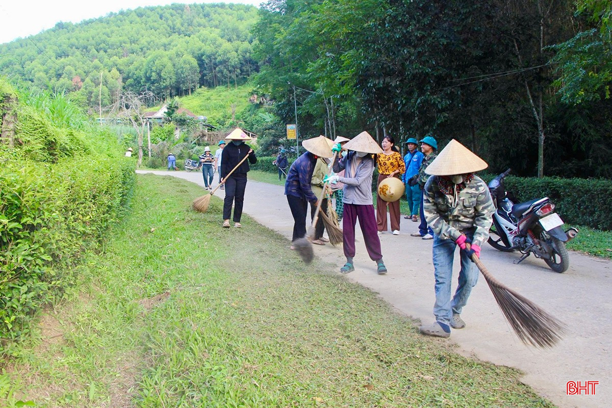 Tại xã Vũ Quang, không khí làm NTM rộn ràng khắp các miền quê. Bà Phan Hồng Yến - Chủ tịch UBND xã Vũ Quang chia sẻ: “Chúng tôi đang dồn sức nâng cao chất lượng, hoàn thiện các tiêu chí NTM. Theo đó, hàng loạt hoạt động vệ sinh môi trường, chỉnh trang cảnh quan được triển khai đồng bộ, rộng khắp, tạo khí thế thi đua sôi nổi chào mừng đại hội Đảng các cấp. Thời gian tới, Vũ Quang sẽ tiếp tục phát huy sức mạnh tổng hợp từ Nhân dân, tập trung mọi nguồn lực để xây dựng quê hương ngày càng giàu đẹp, văn minh”.