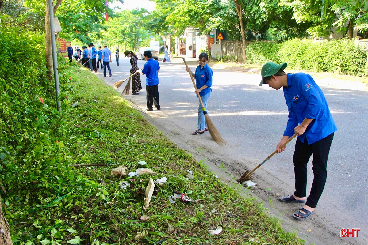 Các lực lượng từ đoàn viên thanh niên, cựu chiến binh, hội phụ nữ, hội nông dân... đều hăng hái tham gia làm đẹp cảnh quan môi trường.