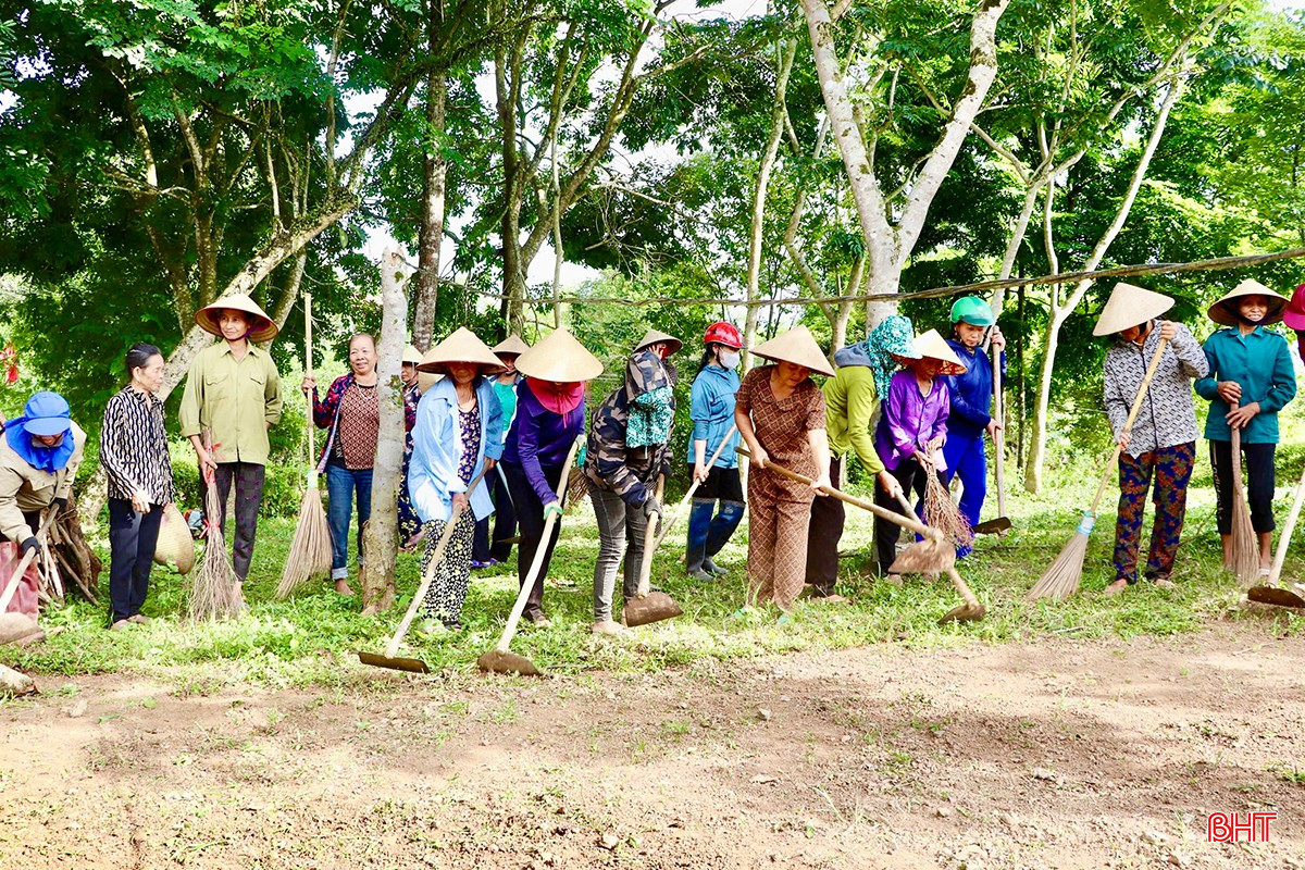 Bà Nguyễn Thị Lan (thôn Hương Phùng) chia sẻ: “Hưởng ứng phong trào làm NTM chào mừng đại hội Đảng các cấp, bà con trong thôn đã tự nguyện đóng góp nhiều ngày công lao động. Giờ đây, đường làng sạch đẹp hơn, ai cũng thấy vui và tự hào về sự thay đổi của quê hương".