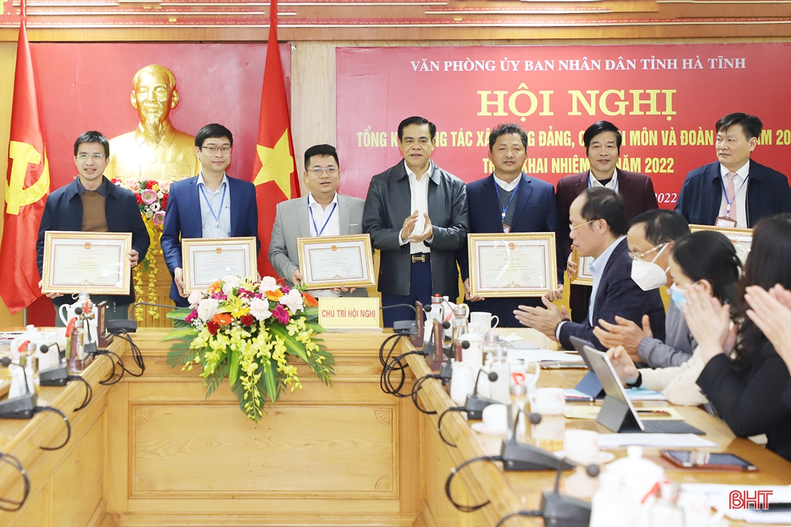 Văn phòng UBND tỉnh Hà Tĩnh tiếp tục thực hiện tốt công tác xây dựng Đảng và nhiệm vụ chính trị