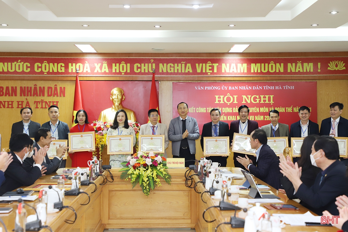 Văn phòng UBND tỉnh Hà Tĩnh tiếp tục thực hiện tốt công tác xây dựng Đảng và nhiệm vụ chính trị