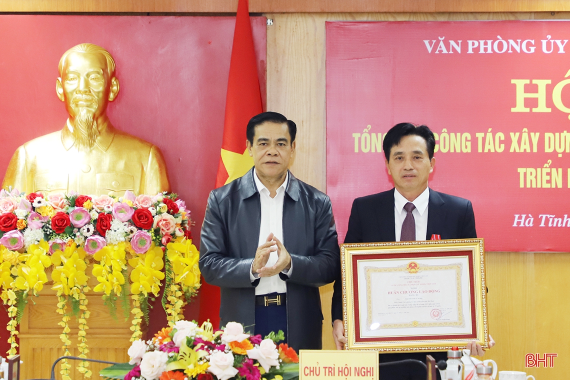 Văn phòng UBND tỉnh Hà Tĩnh tiếp tục thực hiện tốt công tác xây dựng Đảng và nhiệm vụ chính trị