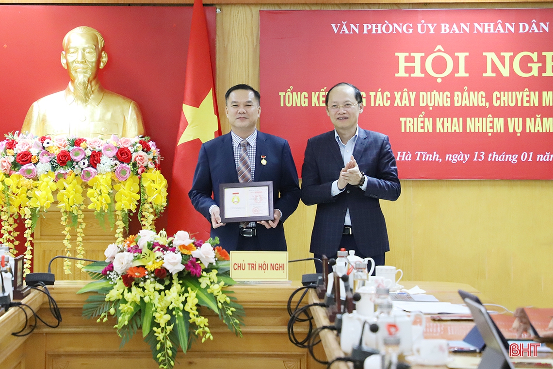 Văn phòng UBND tỉnh Hà Tĩnh tiếp tục thực hiện tốt công tác xây dựng Đảng và nhiệm vụ chính trị