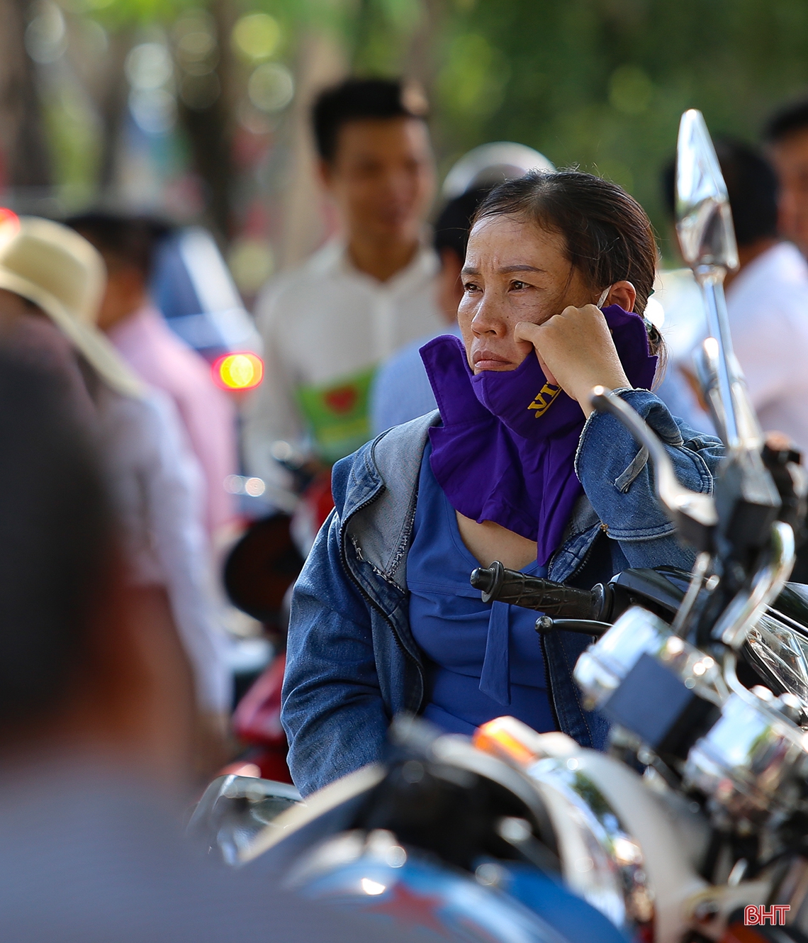 Phụ huynh “đội nắng” đồng hành cùng con trước cổng trường thi