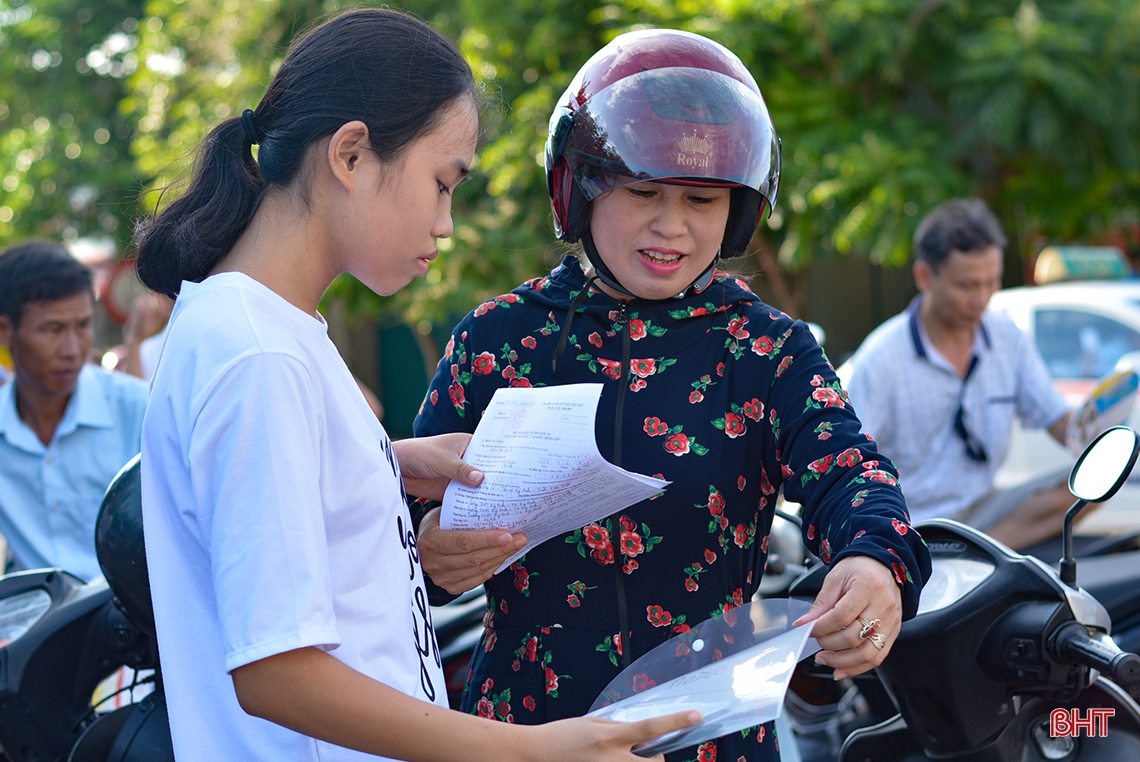 Phụ huynh “đội nắng” đồng hành cùng con trước cổng trường thi