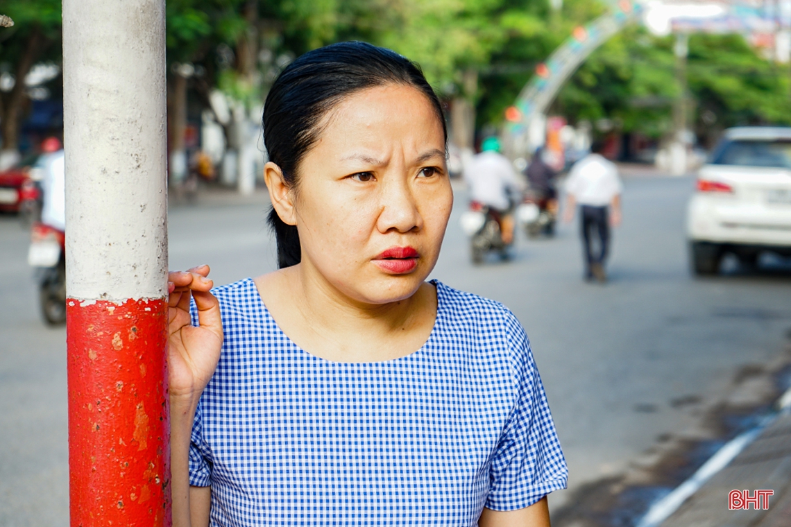 Phụ huynh “đội nắng” đồng hành cùng con trước cổng trường thi