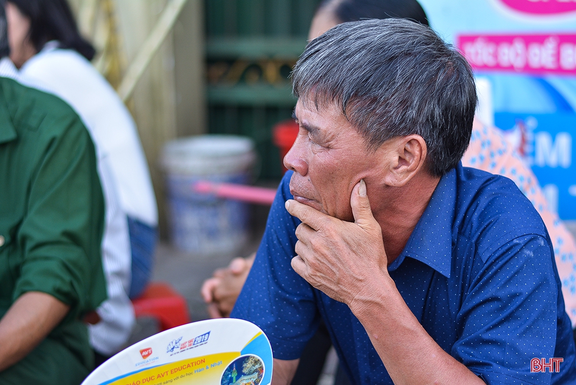 Phụ huynh “đội nắng” đồng hành cùng con trước cổng trường thi