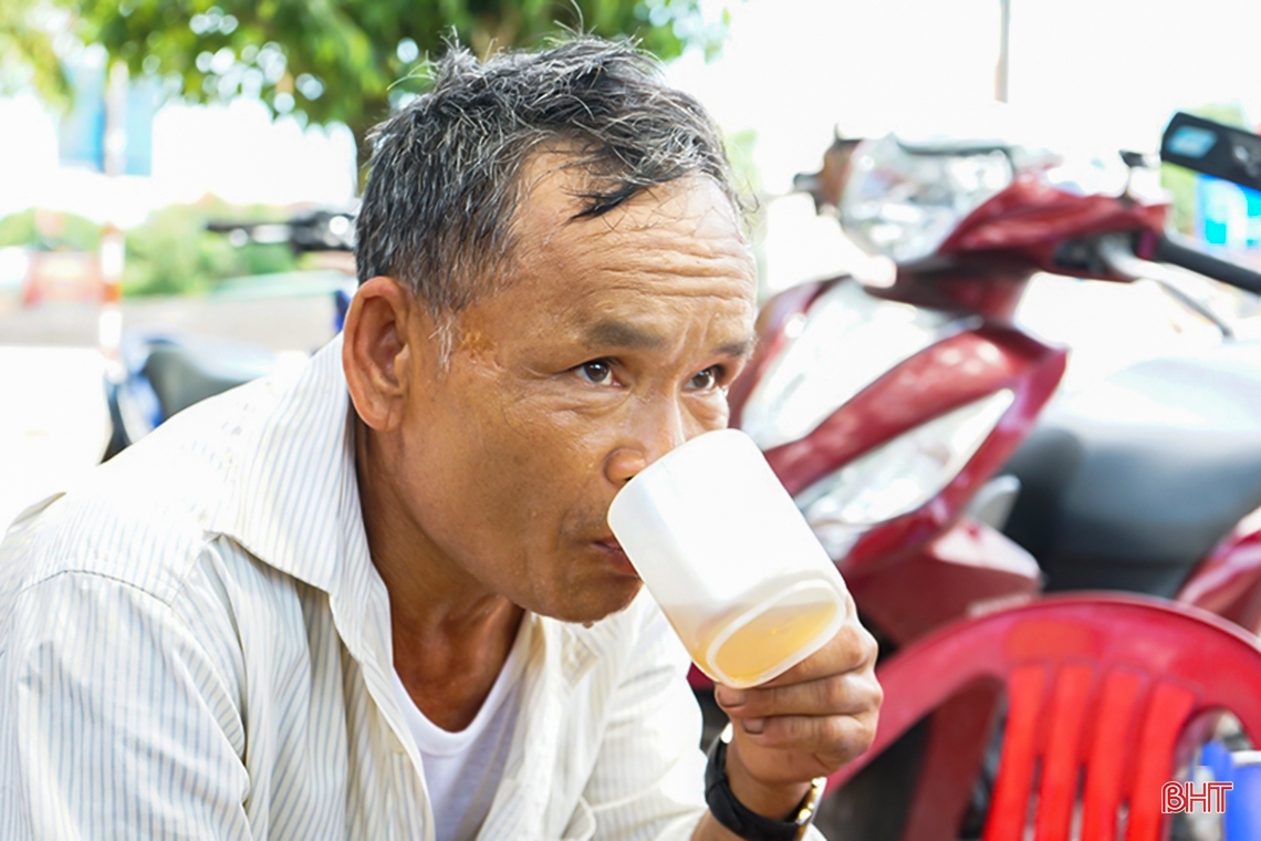 Phụ huynh “đội nắng” đồng hành cùng con trước cổng trường thi