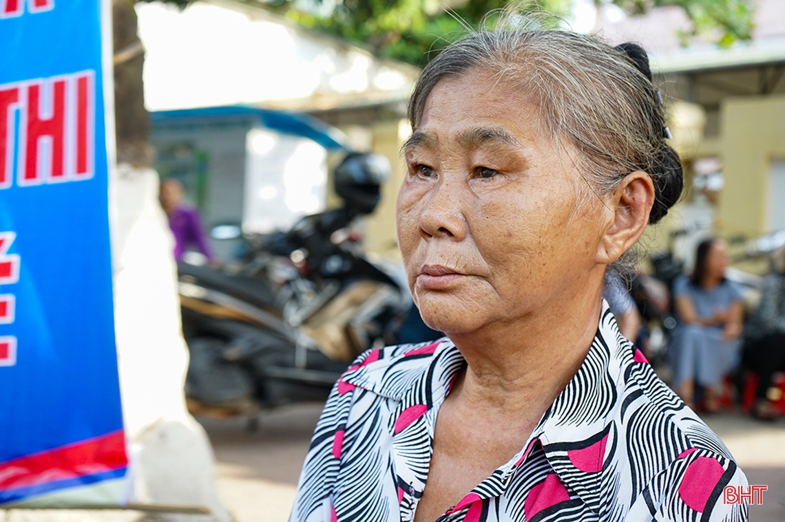 Phụ huynh “đội nắng” đồng hành cùng con trước cổng trường thi