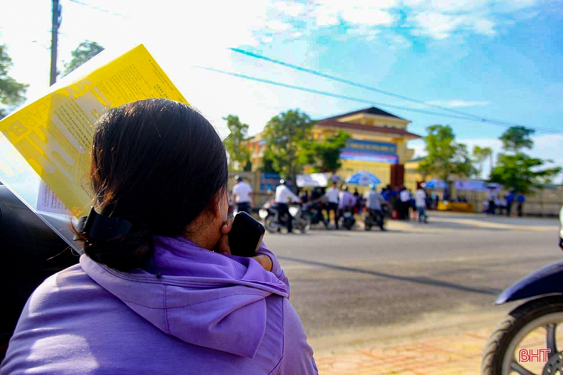 Phụ huynh “đội nắng” đồng hành cùng con trước cổng trường thi