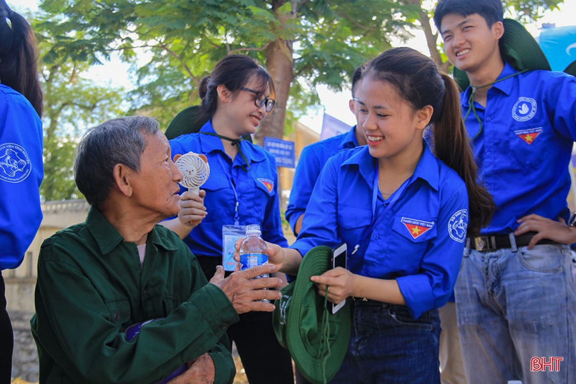Phụ huynh “đội nắng” đồng hành cùng con trước cổng trường thi