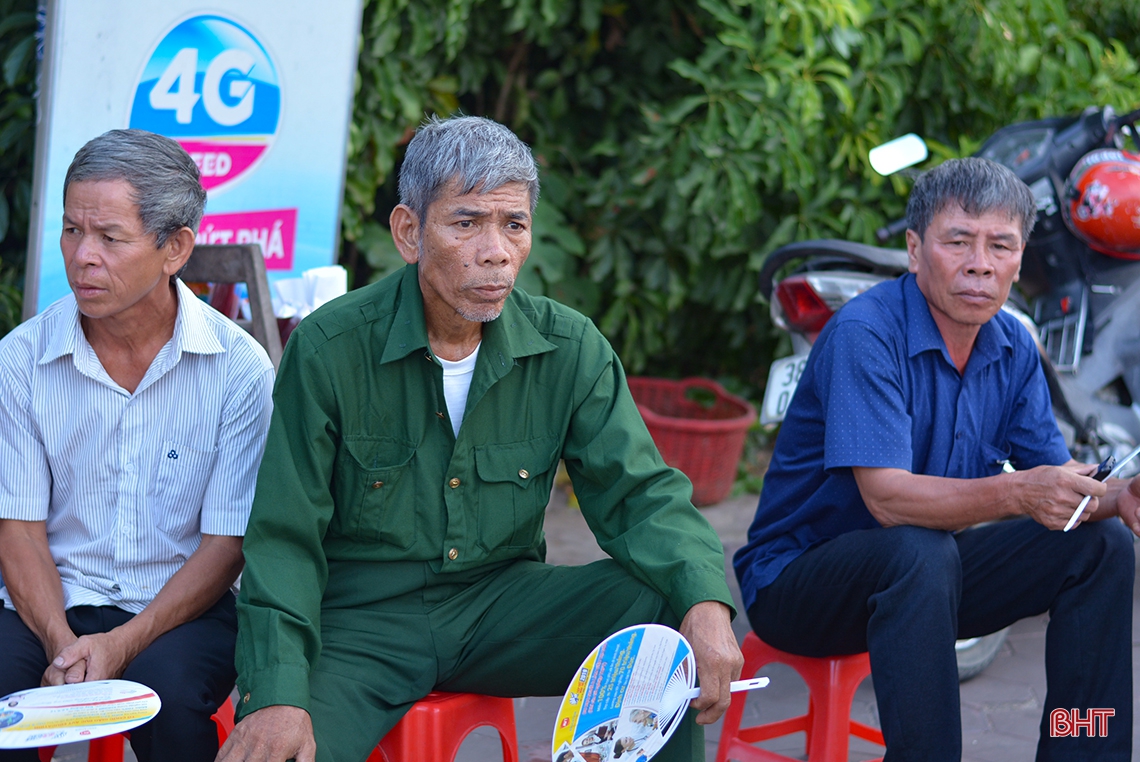 Phụ huynh “đội nắng” đồng hành cùng con trước cổng trường thi
