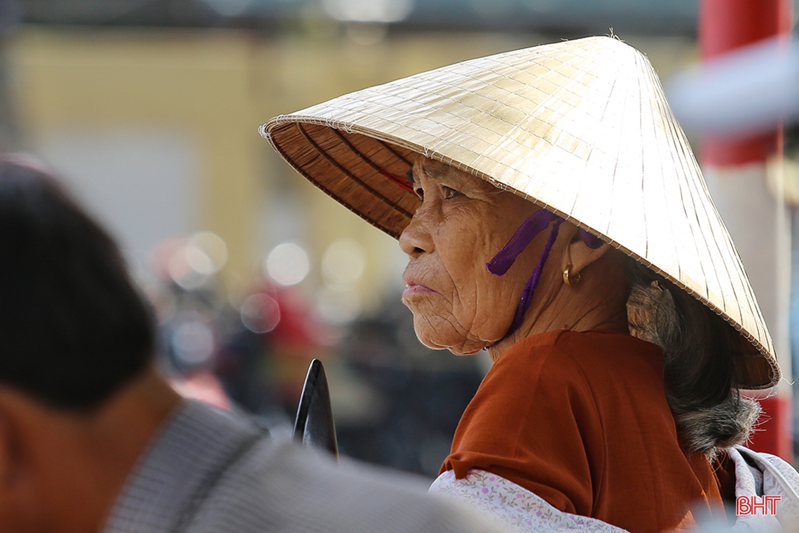 Phụ huynh “đội nắng” đồng hành cùng con trước cổng trường thi