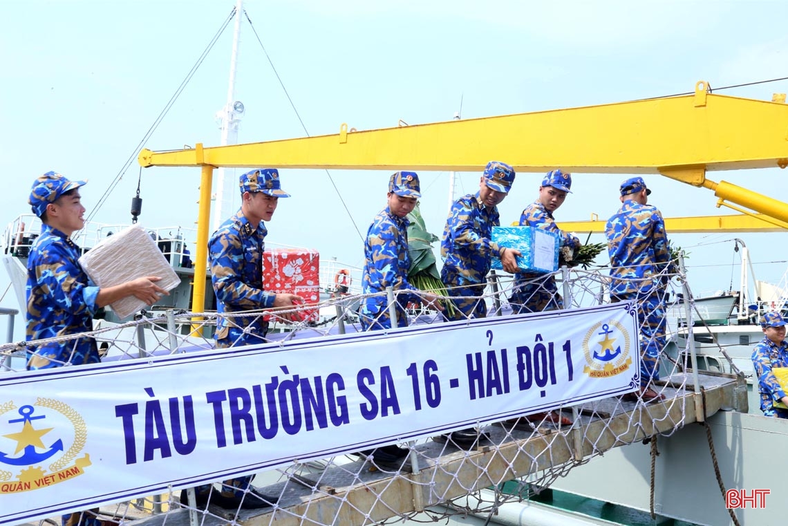 Hơn 22 tấn hàng hóa, thực phẩm mang xuân đến cán bộ, chiến sĩ Nhà giàn DK1
