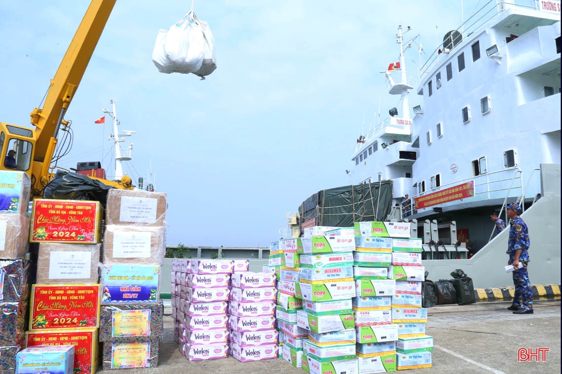 Hơn 22 tấn hàng hóa, thực phẩm mang xuân đến cán bộ, chiến sĩ Nhà giàn DK1