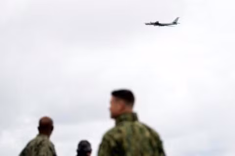 B52H áp sát Baltic, Nga lạnh lùng điều Tu-142