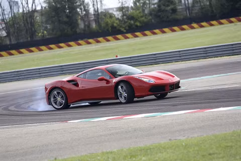 Hàng nghìn siêu xe Ferrari có nguy cơ bốc cháy vì rò rỉ nhiên liệu