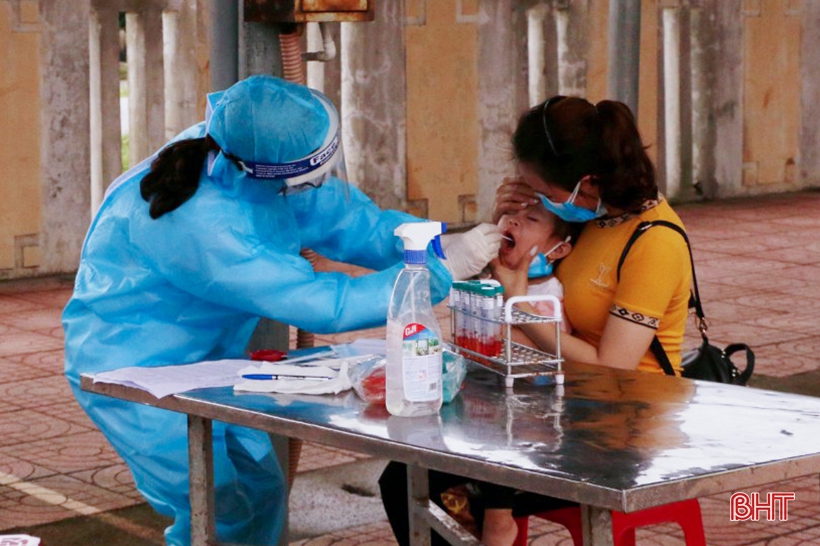 “Chiến sỹ áo trắng” bền bỉ trong cuộc chiến với Covid-19 (Bài 2): Gồng mình bám địa bàn, ngăn dịch xâm nhập ảnh 7 “Chiến sỹ áo trắng” bền bỉ trong cuộc chiến với Covid-19 (Bài 2): Gồng mình bám địa bàn, ngăn dịch xâm nhập