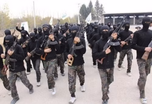 Tân binh IS diễu hành trong lễ tốt nghiệp tại một trại huấn luyện ở al-Ghouta (Syria) hồi tháng 11.2013 - Ảnh: Reuters