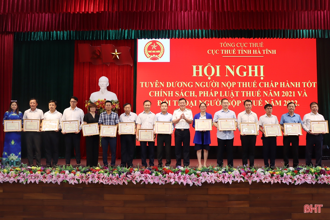 Cục Thuế Hà Tĩnh tuyên dương 101 người nộp thuế tiêu biểu năm 2021