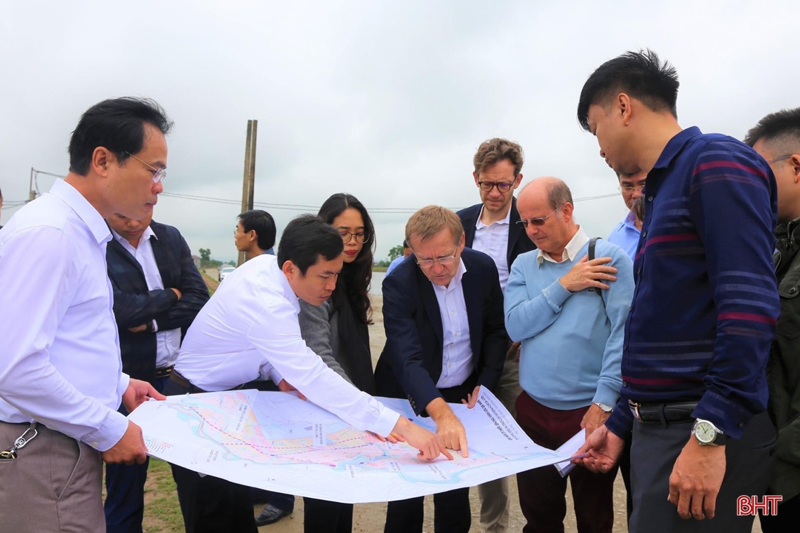 Các chuyên gia, doanh nghiệp chia sẻ ý định đầu tư, đồng hành cùng Hà Tĩnh phát triển