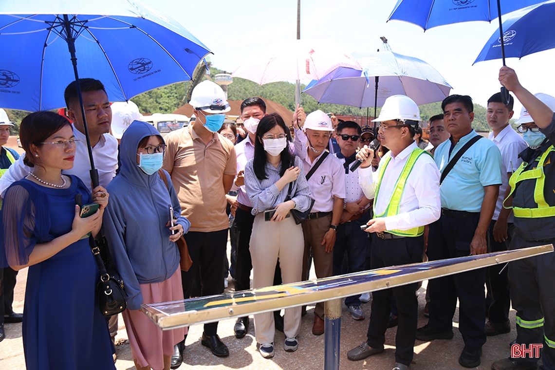 Các chuyên gia, doanh nghiệp chia sẻ ý định đầu tư, đồng hành cùng Hà Tĩnh phát triển