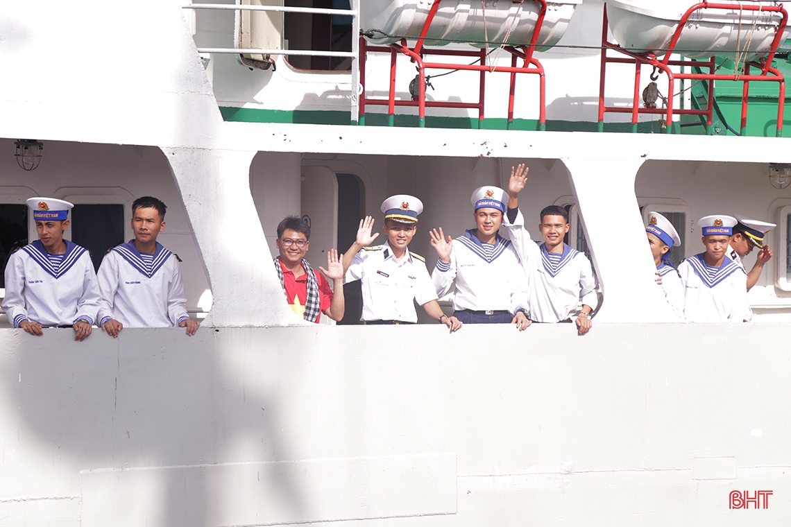 Đón xuân trên những “pháo đài thép” giữa biển trời Tổ quốc (bài 3): “Lính nhà giàn chẳng sợ bão giông”