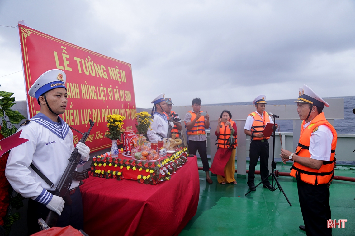 Đón xuân trên những “pháo đài thép” giữa biển trời Tổ quốc (bài 3): “Lính nhà giàn chẳng sợ bão giông”