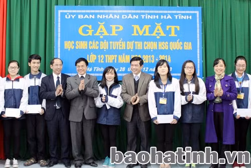 Lãnh đạo tỉnh, ngành GD tặng quà cho các đội tuyển